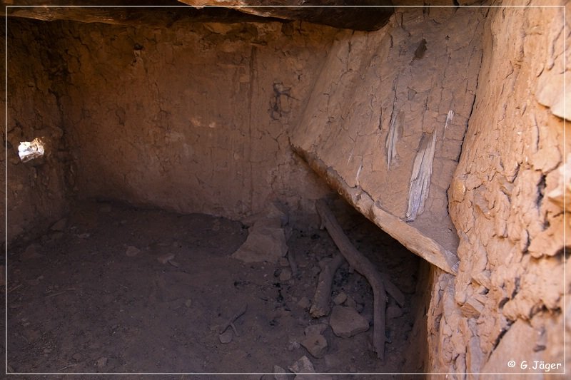 hooded_fireplace_ruin_07.jpg